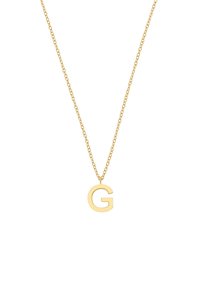 Collar de cadena de oro con un colgante liso y pulido en forma de la letra "G" centrado sobre un fondo blanco.