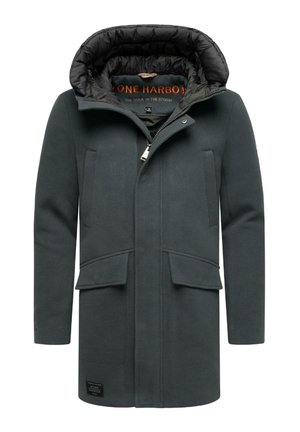 Abrigo de mezcla de lana verde oscuro con capucha y forro negro acolchados. Cuenta con dos bolsillos frontales y un parche de marca en el dobladillo.