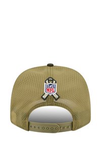 Olivgrüner Mesh-Cap mit gesticktem NFL-Logo und Band auf der Rückseite, mit flacher Krempe und verstellbarem Kunststoff-Snapverschluss.