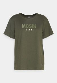T-shirt en coton vert olive à manches courtes, col rond, avec "MOSH JEANS" imprimé en lettres texturées et contrastantes sur la poitrine.