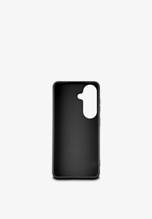 Schwarze Smartphone-Hülle mit großem, abgerundet rechteckigem Ausschnitt für die Kamera in der oberen rechten Ecke, stehend gezeigt.