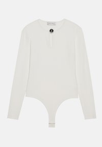 Vit långärmad bodysuit med ribbat mönster, som har en nyckelhålsdetalj vid halslinningen och en svart knappaccent i halsen.