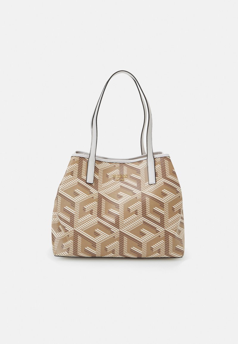 Beige Tragetasche mit einem geometrischen Muster in hellen und dunklen Tönen, ausgestattet mit weißen Griffen und einem goldenen Logo-Akzent. Hergestellt aus strapazierfähigem Material.