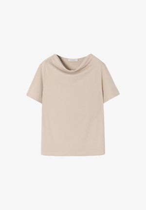 Beež lühikeste varrukatega tops, millel on volangkaelus, valmistatud pehmest kangast. Sirge lõige ilma lisamustrite ja kaunistusteta.