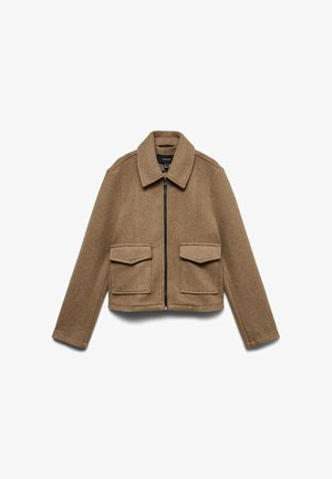 Smeđa jakna od mješavine vune sa zatvaračem na patentni zatvarač, šiljastim ovratnikom i dva velika prednja džepa. Skraćeni kroj s glatkom teksturom.