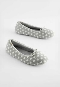 Grijze ballerina-slippers met een wit hartpatroon, zachte stof, ronde neus en een klein strikje aan de voorkant.