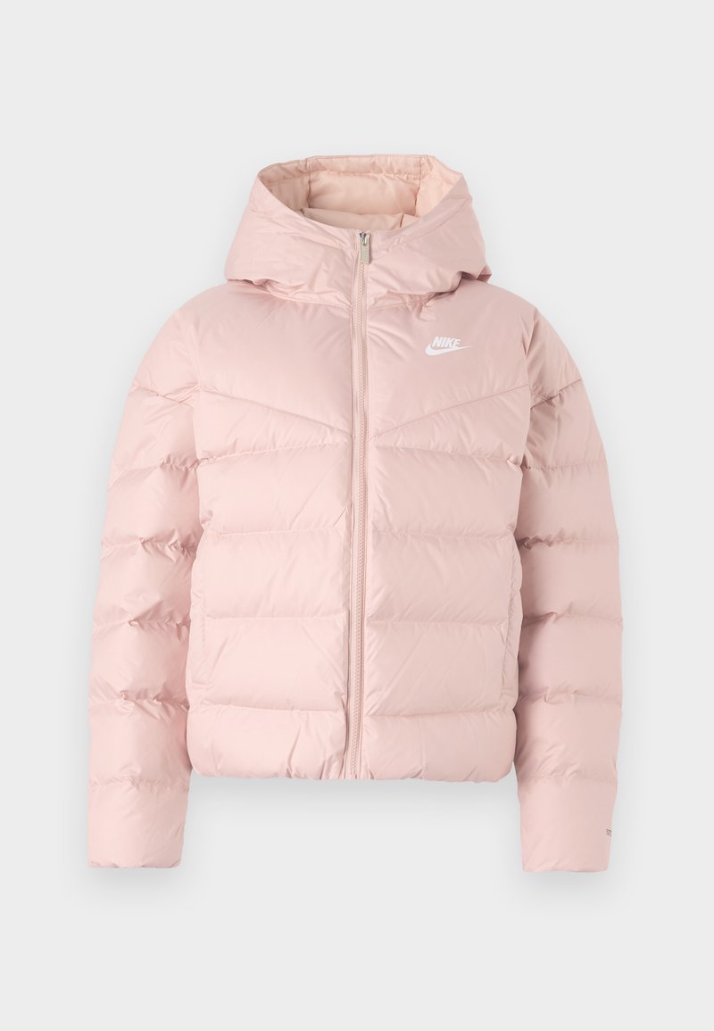 Helle rosa Daunenjacke mit Kapuze, horizontal gesteppten Abschnitten, einem Reißverschluss vorne und einem kleinen weißen Logo auf der oberen linken Brust.