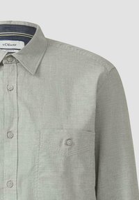 Camicia da uomo grigio chiaro con bottoni, taschino sul petto e colletto, visualizzati dettagli della parte superiore frontale e della manica.