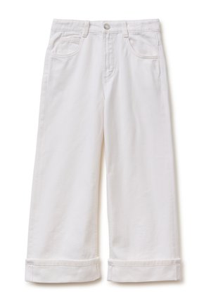 Pantaloni bianchi a gamba larga e corti, con tasche anteriori, passanti per cintura, bottone e orli risvoltati.