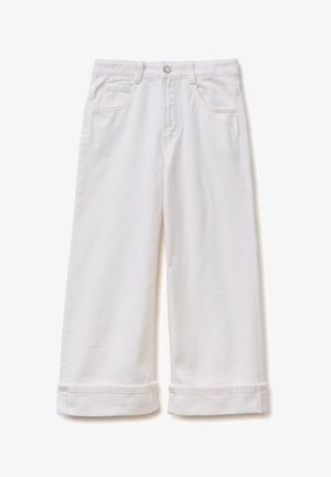 Białe, szerokie spodnie o kroju do połowy łydki z przednimi kieszeniami, szlufkami na pasek, guzikiem i mankietami u dołu.