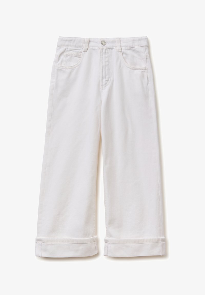 Pantalones blancos de pierna ancha y corte cropped, con bolsillos delanteros, trabillas para cinturón, botón y dobladillos enrollados.