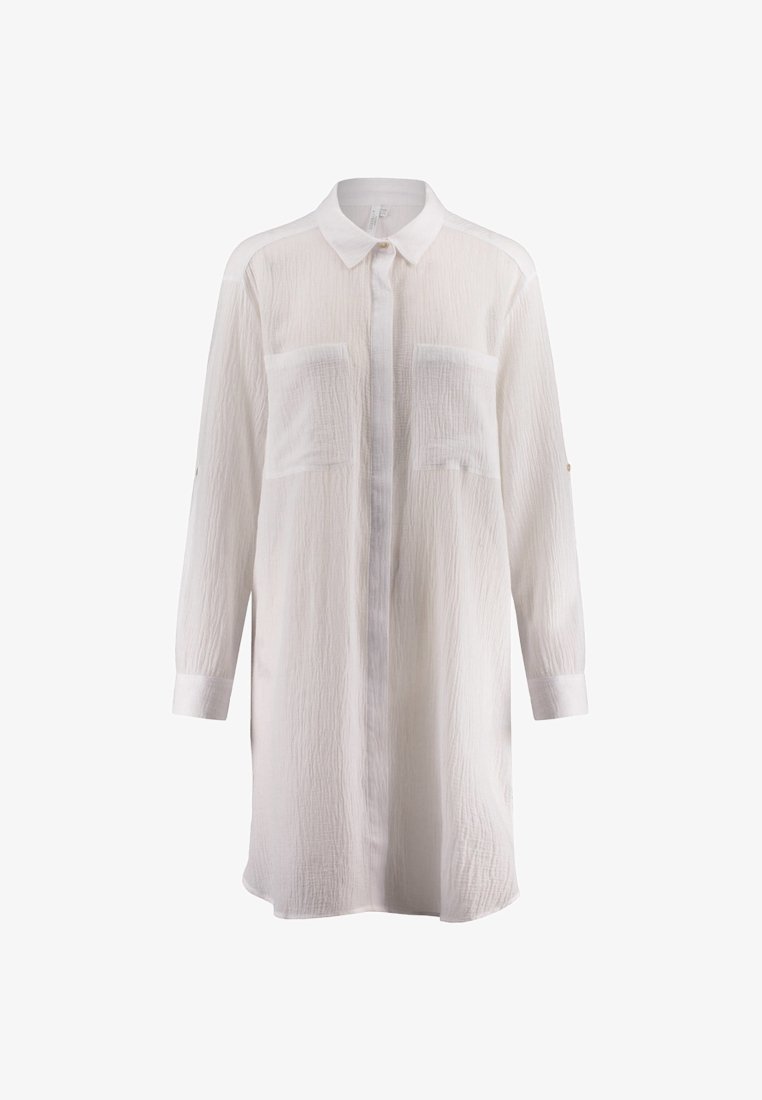 Camisa branca de mangas longas feita de tecido texturizado, com fecho de botões na parte frontal, dois bolsos no peito e um colarinho clássico.