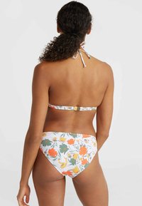 Bloemige bikini set met een kleurrijk patroon op een witte achtergrond, voorzien van een halternekband en gouden hardwareaccenten op de rug.