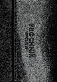 Czarny skórzany portfel z teksturowanym wykończeniem, przeszyty krawędziami oraz wytłoczonym logo marki "PROCHNIK". Kompaktowy prostokątny kształt.