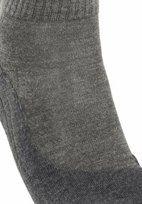 Calzino grigio con una fascetta a coste, lavorazione a maglia testurizzata e tallone rinforzato. Presenta un pannello grigio scuro sulla parte inferiore del piede.