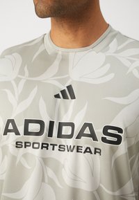 adidas Sportswear - T-shirt z nadrukiem