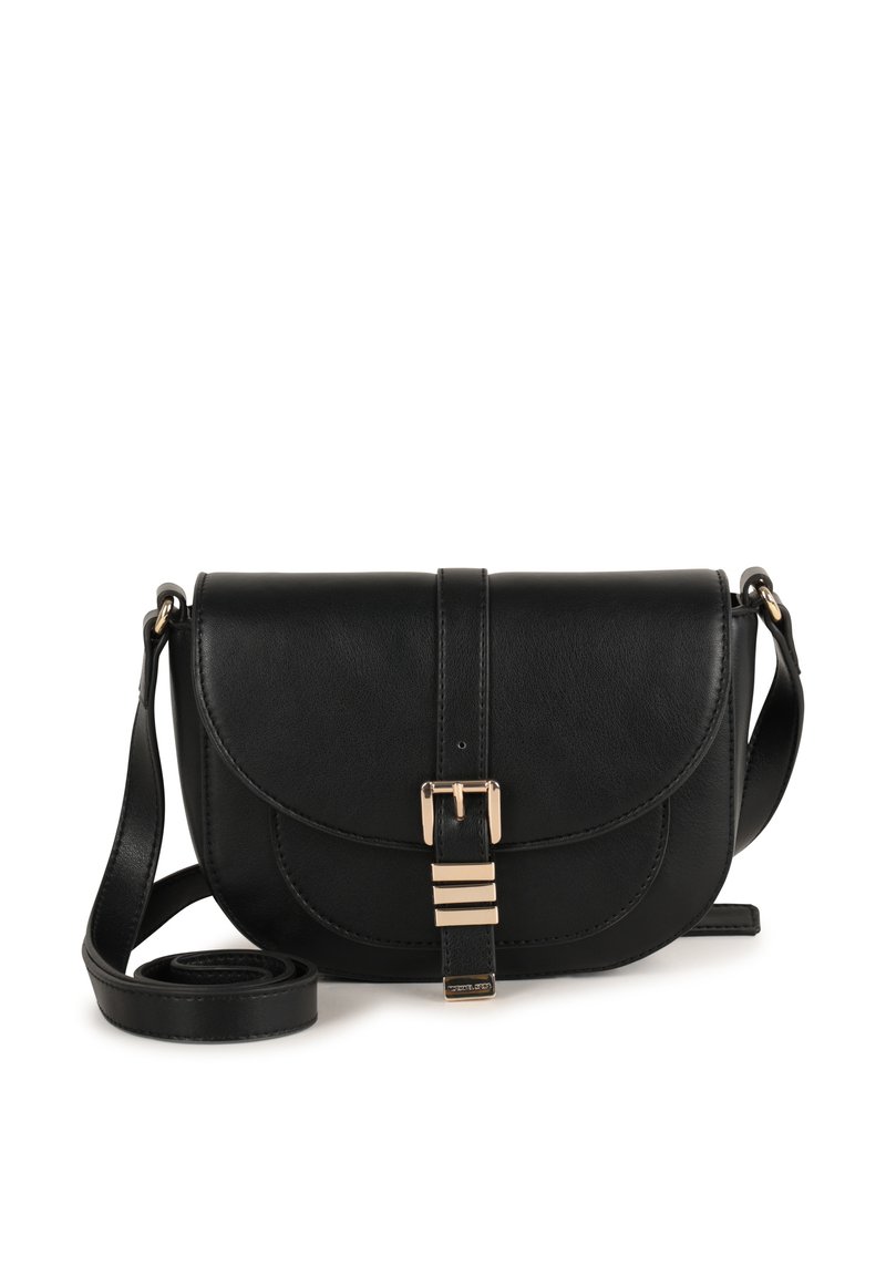 Svart läder crossbody-väska med ett runt lock, detaljer i guldfärgade metall, justerbar rem, med en texturerad finish och sömnadsdetaljer.