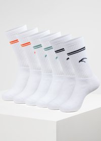 Cinco pares de calcetines blancos de crew con rayas de acento variadas: naranja, azul verdoso y negro. Textura acanalada y suelas acolchadas.
