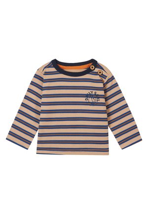 Beige Langarmshirt mit blauen und orangefarbenen Streifen, ausgestattet mit einem navyfarbenen Rundhalsausschnitt und zwei Knopfakzenten auf der linken Schulter.