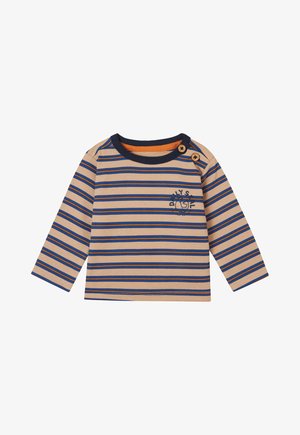 Beige Langarmshirt mit blauen und orangefarbenen Streifen, ausgestattet mit einem navyfarbenen Rundhalsausschnitt und zwei Knopfakzenten auf der linken Schulter.