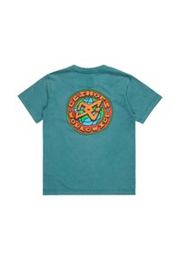 Teal bomull t-shirt med korta ärmar, med en färgglad grafisk logotyp på baksidan i ett cirkulärt mönster av orange, grön och svart.