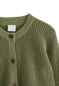 Grön stickad cardigan gjord av strukturerad tyg. Har en rund halsringning och träknappar längs fram för stängning.
