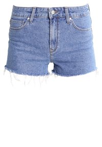 Shorts de mezclilla en azul claro con una cintura alta, dobladillos deshilachados, cinco bolsillos y un cierre de botón metálico en la parte delantera. Diseño clásico y casual.