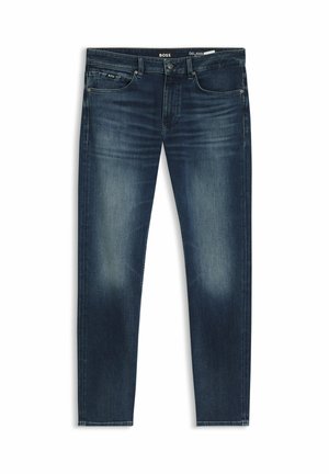 Jean slim bleu foncé avec des détails délavés, cinq poches et fermeture par bouton, étiqueté "BOSS" sur la ceinture et la petite poche avant.
