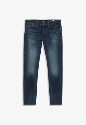 Jean slim bleu foncé avec des détails délavés, cinq poches et fermeture par bouton, étiqueté "BOSS" sur la ceinture et la petite poche avant.