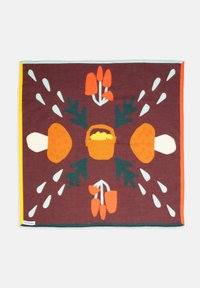 Textil cuadrado con fondo rojo oscuro, setas naranjas, hojas verdes y una cesta central naranja llena de objetos amarillos.