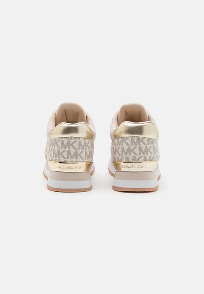 Χαμηλά αθλητικά παπούτσια σε απαλό ροζ με χρυσές λεπτομέρειες, διαθέτουν καμβά με σχέδι ο και λευκή καουτσούκ σόλα. Το όνομα της μάρκας εμφανίζεται στη φτέρνα.