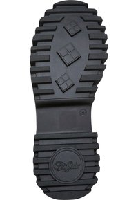Melnas gumijas zoles apavi ar dziļiem protektoriem, trīs kvadrātveida rakstiem un apļveida "Buffalo" logotipu. Izmērs norādīts kā 39 uz sāna.