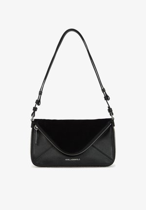 Fekete táska sima bőrből és texturált velúrból. Cipzáros záródása, ferde fedéllel és állítható pánttal rendelkezik. Ezüst színű kiegészítők.