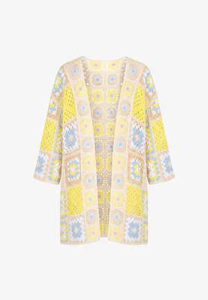 Hæklet cardigan med åben front med patchwork-design i pastelfarverne gul, blå, beige og hvide firkanter.