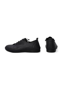Czarne buty zapinane na sznurówki wykonane z teksturowanej skóry. Posiadają gumową podeszwę z niewielkim obcasem oraz minimalistyczny design bez ozdób.