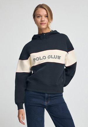 Granatowa bluza z kapturem z kremowym poziomym paskiem z logiem "POLO CLUB", ściągacze przy rękawach oraz kieszeń kangurka. Gładka tekstura.