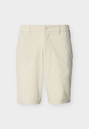 Beżowe szorty do kolan z zapięciem na guziki, elastycznymi bocznymi pasami w talii, szlufkami na pasek i bocznymi kieszeniami na jednolitym tle.