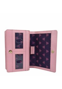 Roze leren portemonnee met een paarse bloemenpatroon binnenkant, voorzien van doorzichtige ID-vakken en een drukknoopsluiting.