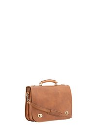 Bruine leren aktetas met een plat ontwerp, gouden hardware, een handvat aan de bovenkant en een verstelbare schouderband voor gemakkelijk dragen.