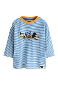 Modrá a biela pruhovaná košeľa s dlhými rukávmi a oranžovým golierom; obsahuje vyšívané hlavy Mickeyho, Donalda a Pluta. Zahrnutá malá nášivka s logom Mickeyho.