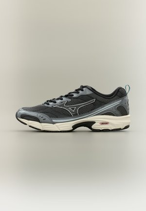 Черна и сива мрежеста маратонка с бяла подметка, черни връзки и логото на Mizuno отстрани и на подметката, показана от дясната страна.