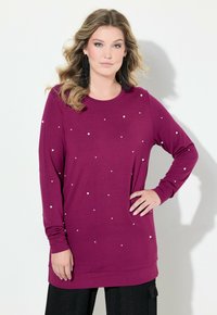 Burgundská mikina s dlouhými rukávy a kulatým výstřihem, s perlovými ozdobami rozptýlenými po celém povrchu, vyznačující se volným střihem a vroubkovanými manžetami.