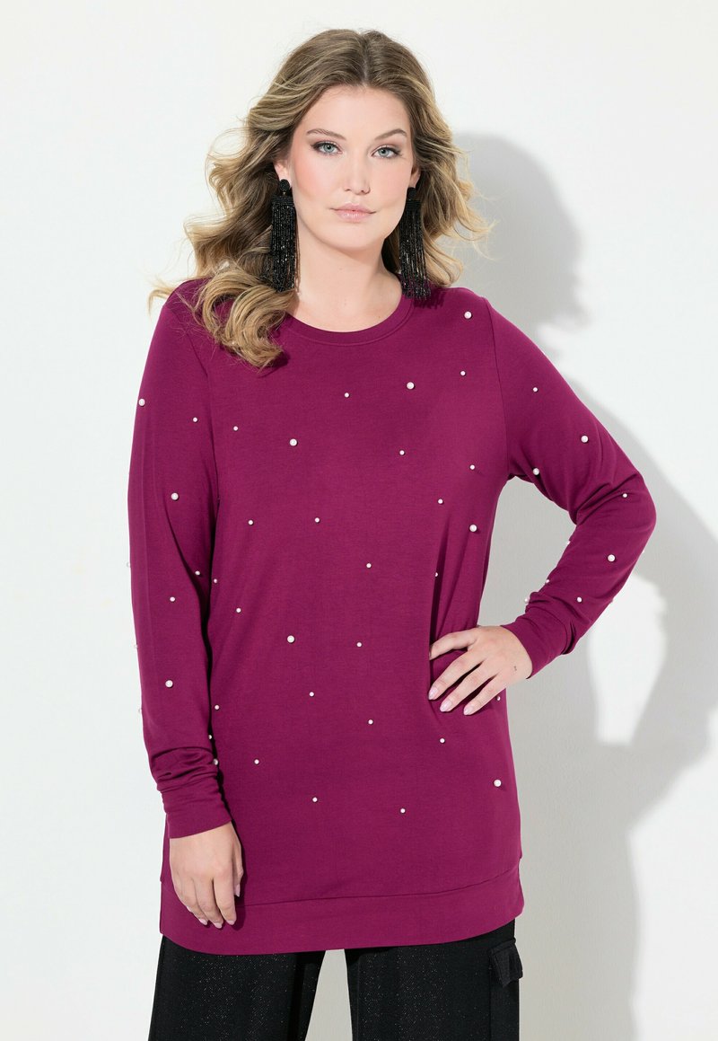 Burgundská mikina s dlouhými rukávy a kulatým výstřihem, s perlovými ozdobami rozptýlenými po celém povrchu, vyznačující se volným střihem a vroubkovanými manžetami.