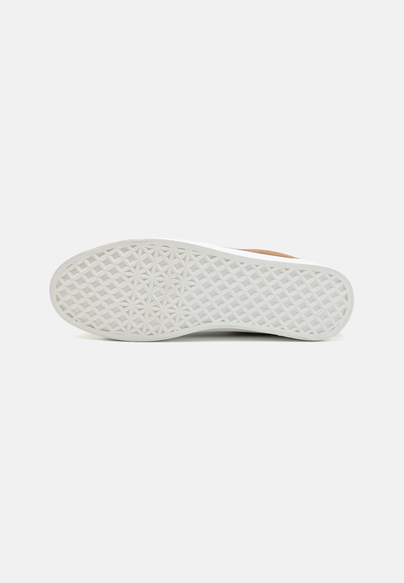 Semelle de chaussure avec une surface en caoutchouc blanc texturé, présentant un motif géométrique. Aucune marque ou caractéristique visible sur le côté.