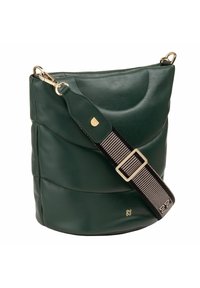 Borsa a secchiello in pelle verde con texture trapuntata, accessori in oro e tracolla regolabile a strisce con fibbia. Forma morbida e arrotondata.