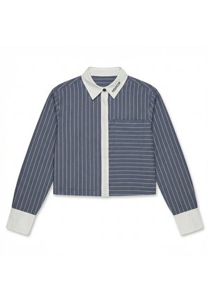 Camisa recortada de color azul marino con rayas verticales blancas, cuello y puños blancos contrastantes, un bolsillo en el pecho y cierre frontal con botones.