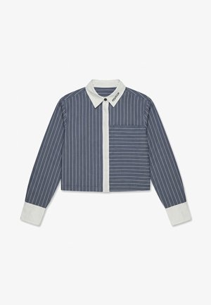 Afkortet marineblå skjorte med hvide vertikale nålestriber, kontrastfuld hvid krave og manchetter, enkelt brystlomme og front med knapper.