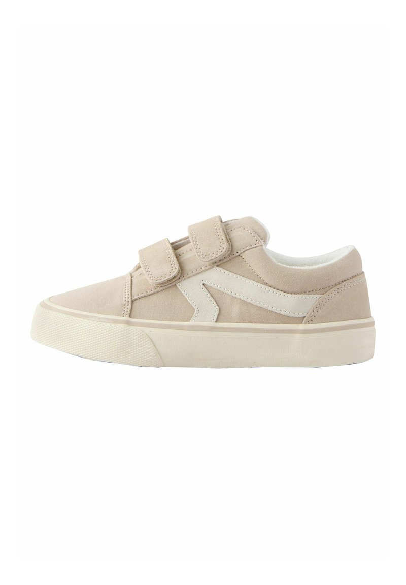 Beige Canvas-Sneaker mit Klettverschlüssen, einem weißen Akzentdesign, einer runden Zehenpartie und einer Gummisohle mit strukturierten Details.