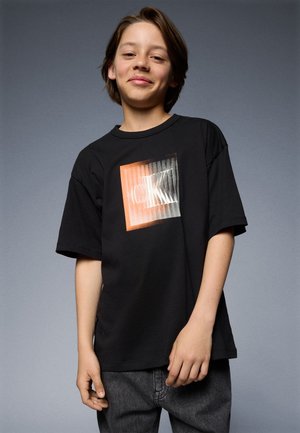 Calvin Klein Jeans LARGE SHIFTED - T-Shirt print - black