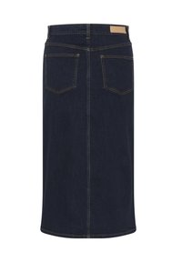 Dunkelblauer Denimrock mit geradem Schnitt, Gesäßtaschen und gelben Ziernähten. Der Bund trägt hinten ein Etikett.